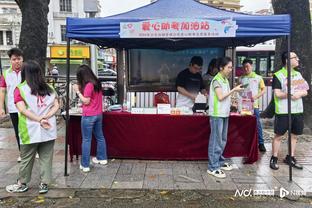 太喜庆了！利物浦更衣室赛后载歌载舞？